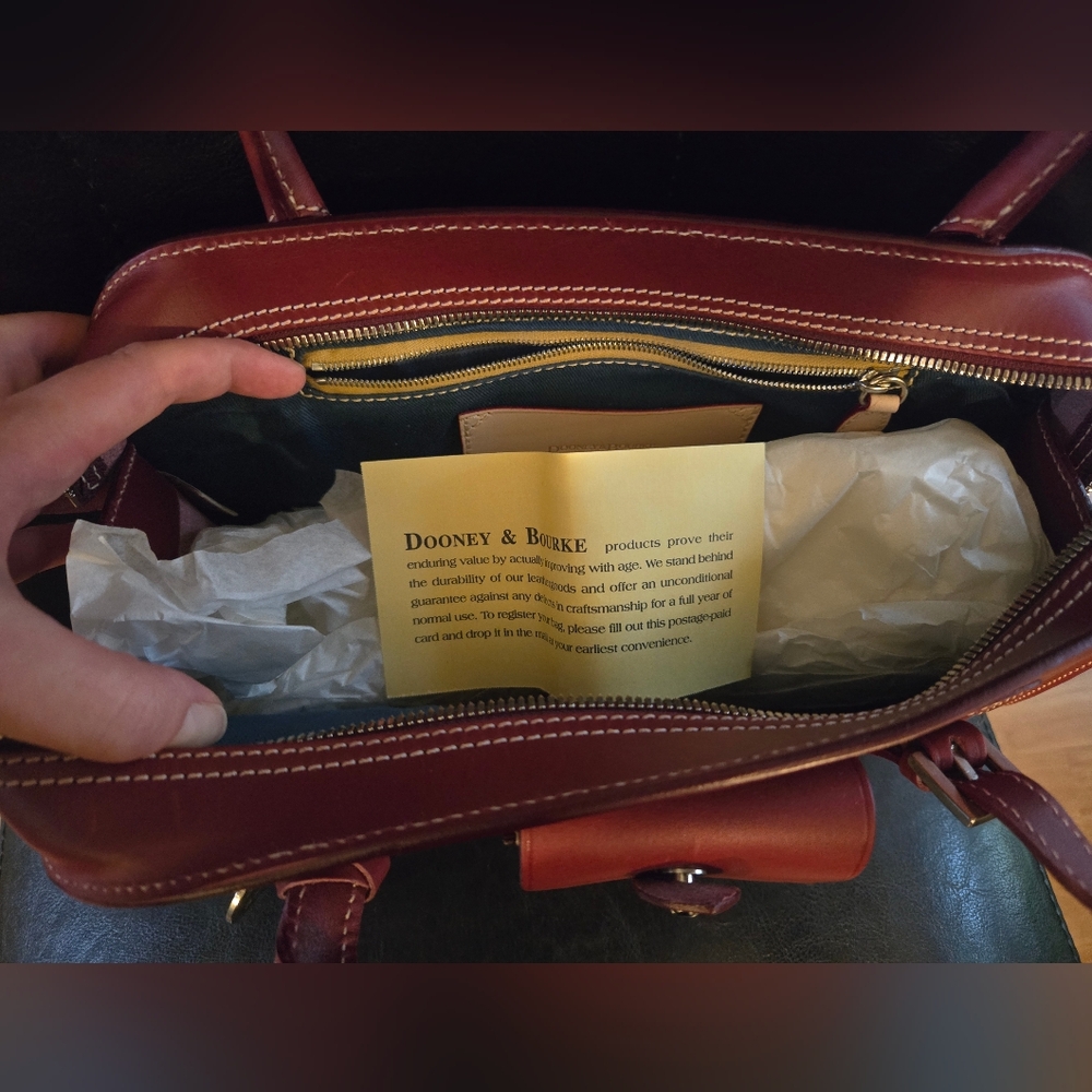 VINTAGE Alto Dooney & Bourke Red Leather Bag w/ Dust Bag.  Good used condition! - Picture 6 of 9